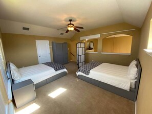 4 bedrooms, iron/ironing board, WiFi, bed sheets - Host Fav- Upscale Home 6 Beds + Sleeper Great Area (Williamson County)