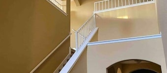 Host Fav- Upscale Home 6 Beds + Sleeper Great Area