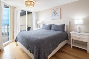 5 bedrooms, WiFi, bed sheets - Bubbles Up ~ Beachfront & Top Corner Balcony (Folly Beach)