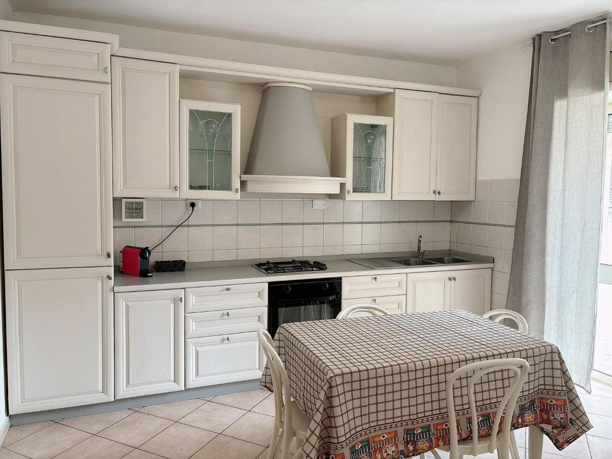 Frigorifero, forno, piano cottura, macchina per tè/caffè