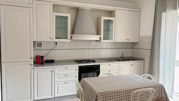 Frigorifero, forno, piano cottura, macchina per tè/caffè