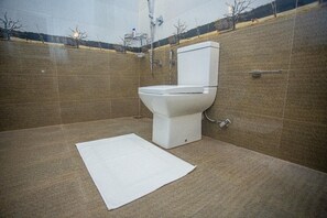 Hair dryer, towels, soap, shampoo - Tropical Haven 2BR Family Gateway in Hikkaduwa (Hikkaduwa)