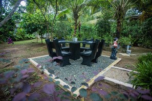 Outdoor dining - Tropical Haven 2BR Family Gateway in Hikkaduwa (Hikkaduwa)