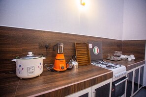 Private kitchen - Tropical Haven 2BR Family Gateway in Hikkaduwa (Hikkaduwa)