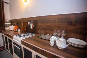 Private kitchen - Tropical Haven 2BR Family Gateway in Hikkaduwa (Hikkaduwa)