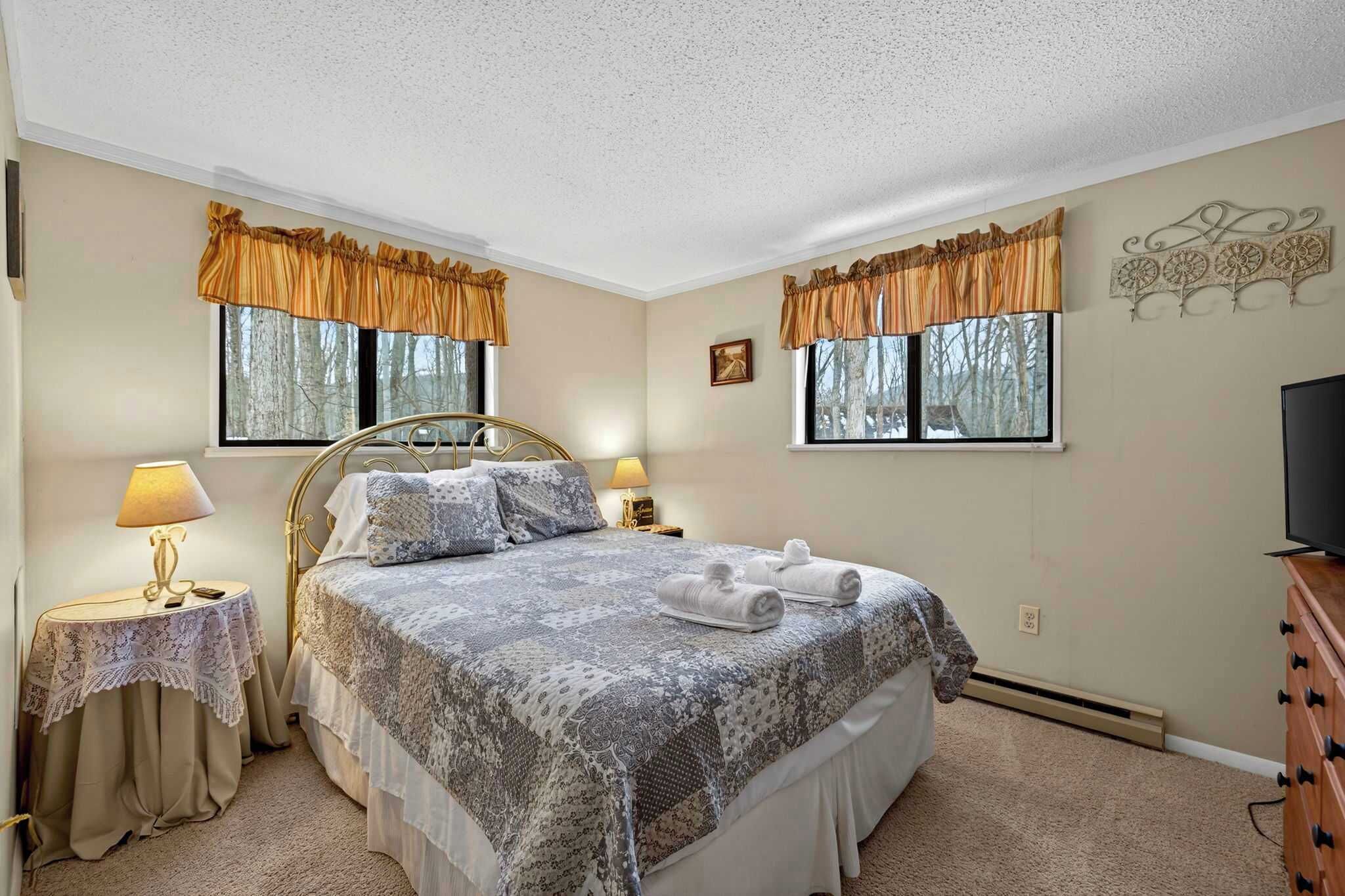 3 bedrooms, desk, WiFi, bed sheets