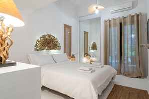 Een strijkplank/strijkijzer, wifi, beddengoed