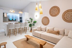 Fernseher, Kamin, Tischtennisplatte