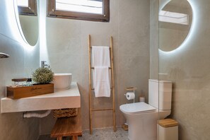 Een douche, een haardroger, handdoeken