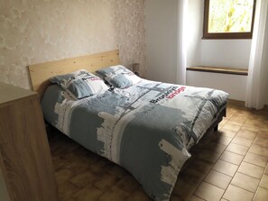 3 chambres, fer et planche à repasser, Wi-Fi, draps fournis