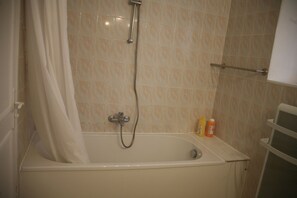 ヘアドライヤー、タオル、石鹸、トイレットペーパー