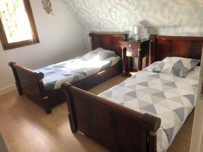 3 quartos, ferros/tábuas de passar roupa, Wi-Fi, roupa de cama