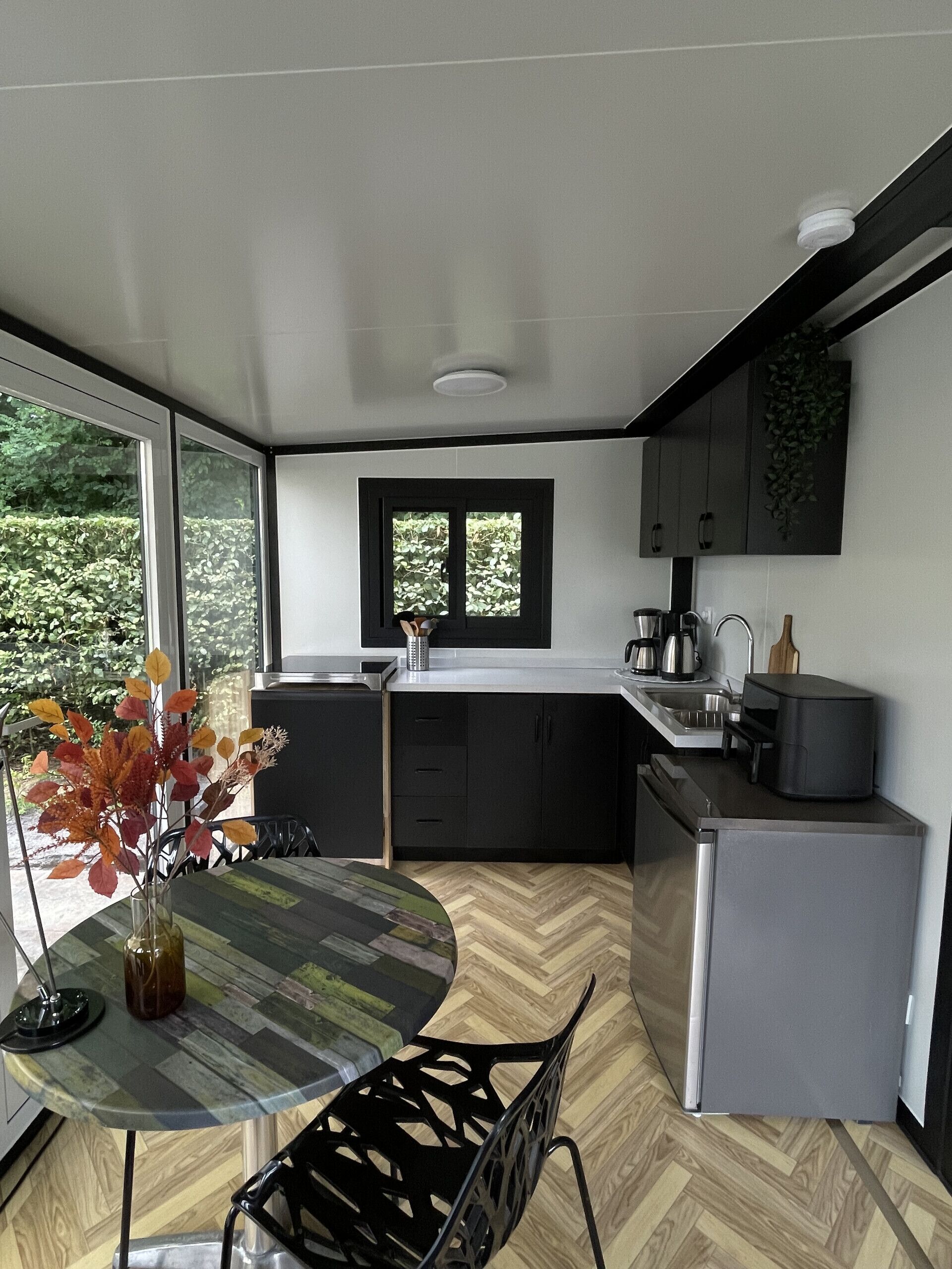 Fridge, dishwasher, coffee/tea maker, electric kettle