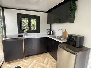 Kühlschrank, Geschirrspüler, Wasserkocher mit Kaffee-/Teezubehör