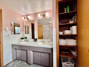 Secador de pelo, toallas, jabón y champú