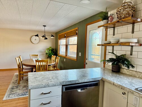 6BR Townhome • Fenced Yard • Garage • Near Avera