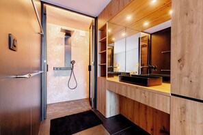 Shower, hair dryer, towels, soap - L'Écrin des Sables 4*, an exceptional 70 m2 seafront location (Les Sables-d'Olonne)