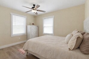 2 bedrooms, desk, iron/ironing board, WiFi