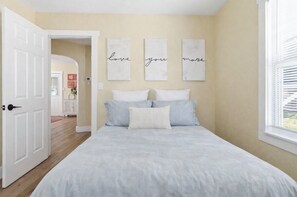 2 habitaciones, escritorio, tabla de planchar con plancha y wifi 