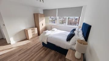 2 habitaciones, tabla de planchar con plancha, wifi y ropa de cama