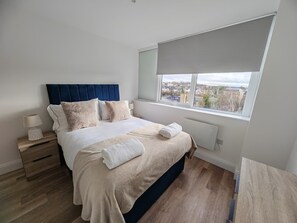 2 habitaciones, tabla de planchar con plancha, wifi y ropa de cama 