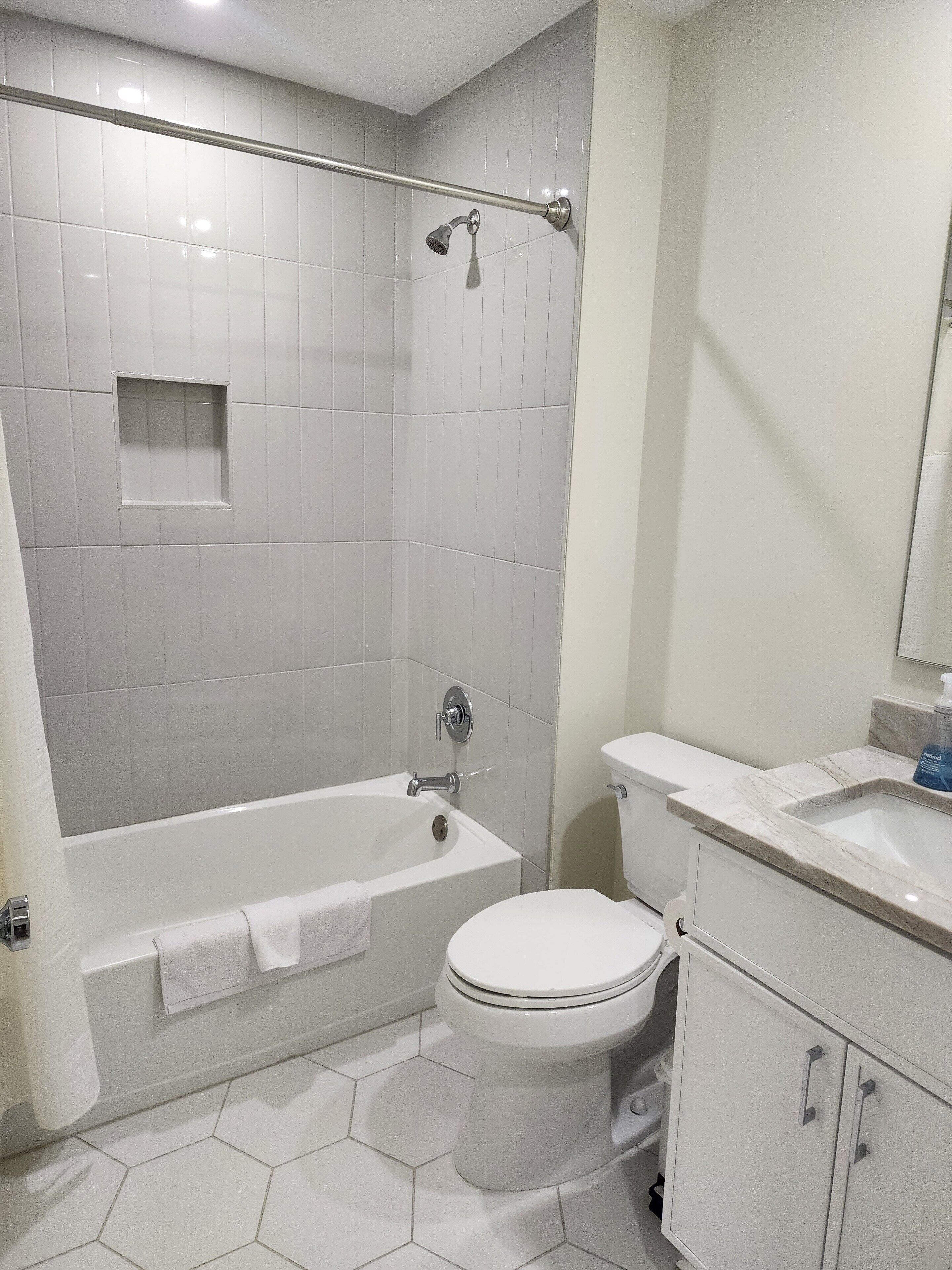Une salle de bain moderne avec une baignoire, des toilettes et un lavabo.