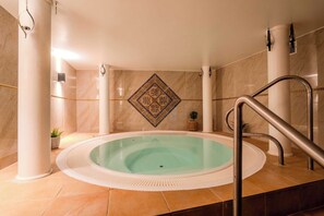 Indoor spa tub