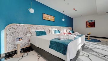 Escritorio, cortinas blackout y tabla de planchar con plancha