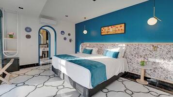 Pengeskab på værelset, skrivebord, lydisolering, strygejern/strygebræt