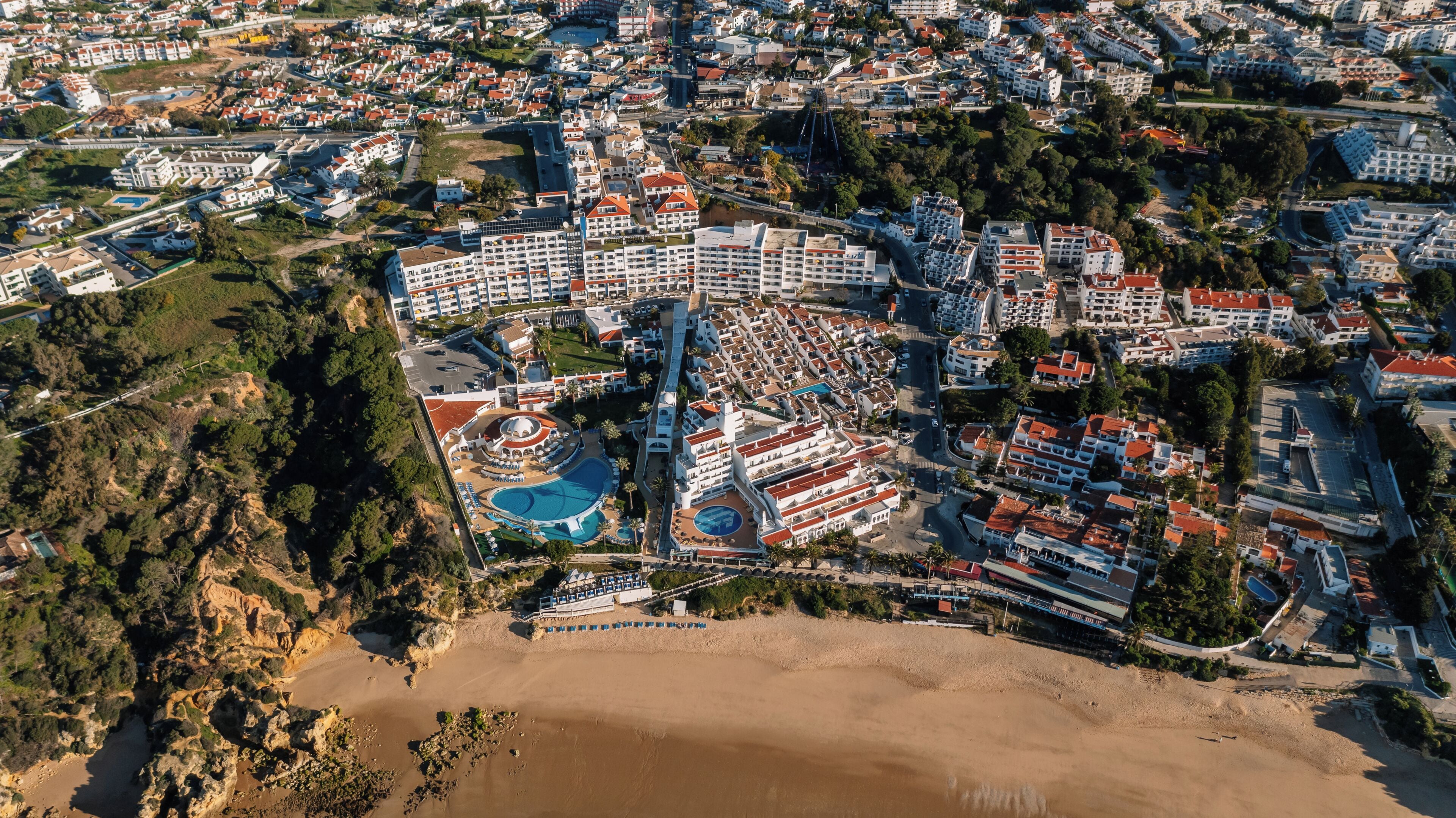 En la playa y playa de arena blanca 