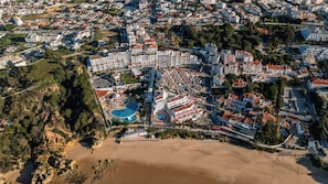 Ubicación a pie de playa y arena blanca