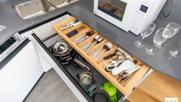 Geladeira, micro-ondas, lava-louças