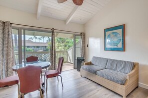 TV - Kihei Bay Surf B212: Beachside Studio w/ Pool & Lanai (Kihei)