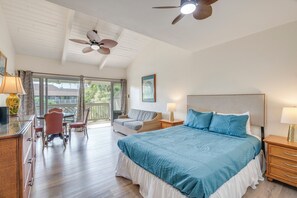 1 bedroom, iron/ironing board, Internet, bed sheets - Kihei Bay Surf B212: Beachside Studio w/ Pool & Lanai (Kihei)