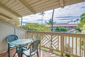 Outdoor dining - Kihei Bay Surf B212: Beachside Studio w/ Pool & Lanai (Kihei)