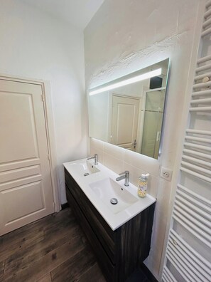 Hair dryer, towels - Le Millésime Barbatre | Centre-ville | 7 couchages (Reims)