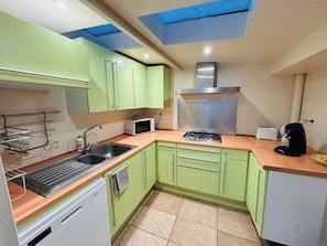 A compact kitchen with a sink, microwave, stove, and a toaster. - Le Millésime Barbatre | Centre-ville | 7 couchages (Reims)