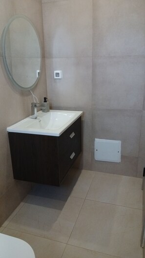 Shower, towels, toilet paper - 2 bedroomsmodern fully-equipped residence with swimming pool and gym (Dakar)