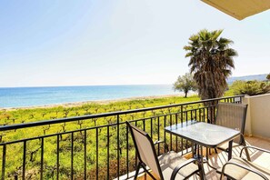 Outdoor dining - Beachfront Nest Memi, Koroni-Seaheaven House A4 (Koroni)