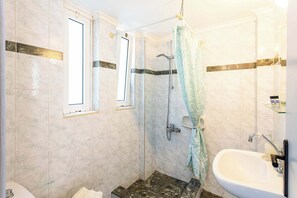 Dusche, Haartrockner, Handtücher