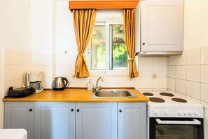 Geladeira, fogão, cafeteira/chaleira, chaleira elétrica