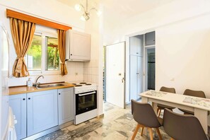 Geladeira, fogão, cafeteira/chaleira, chaleira elétrica