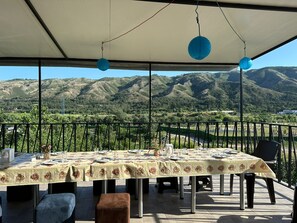 Outdoor dining - Holiday Garden Tbilisi (Tbilisi)
