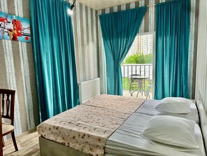 Desk, blackout drapes, soundproofing, iron/ironing board - Holiday Garden Tbilisi (Tbilisi)