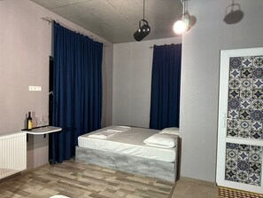 Escritorio, cortinas blackout y sistema de insonorización 