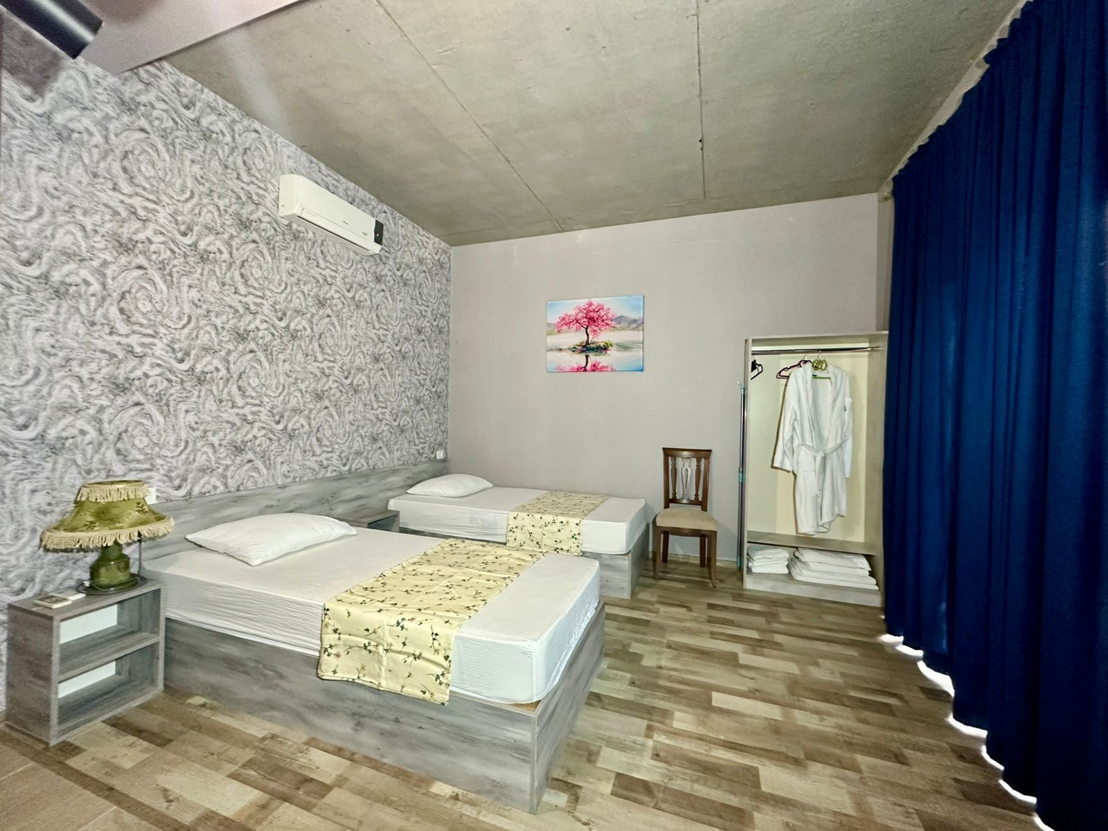 Escritorio, cortinas opacas, sistema de insonorización