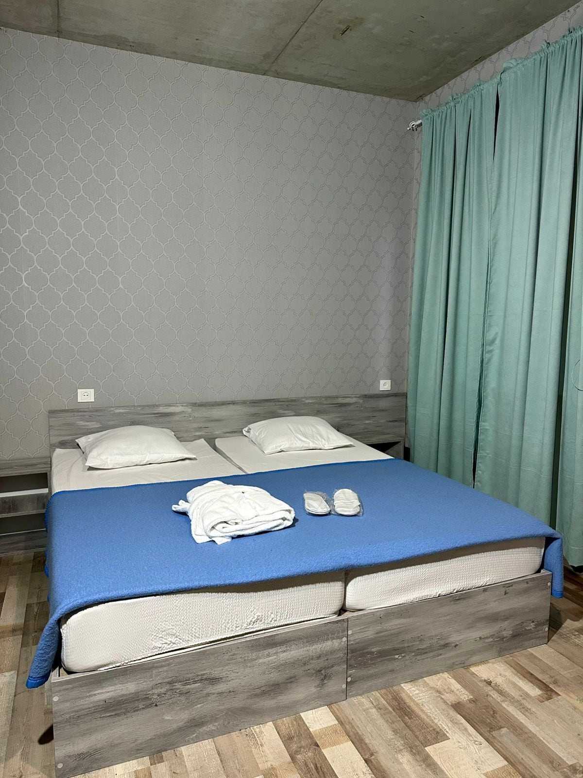 Escritorio, cortinas blackout y sistema de insonorización 