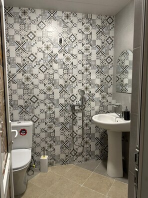 Habitación estándar con 1 cama doble o 2 individuales, no fumadores, vistas a la ciudad | Baño | Artículos de higiene personal gratuitos, secador de pelo y zapatillas