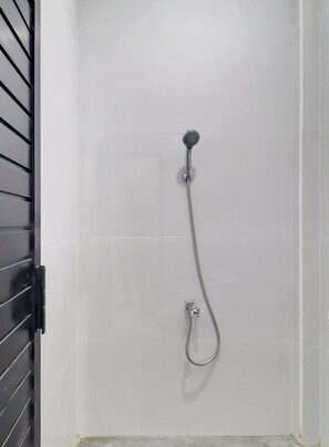 Habitación Deluxe doble | Baño | Ducha, artículos de higiene personal gratuitos, toallas y jabón