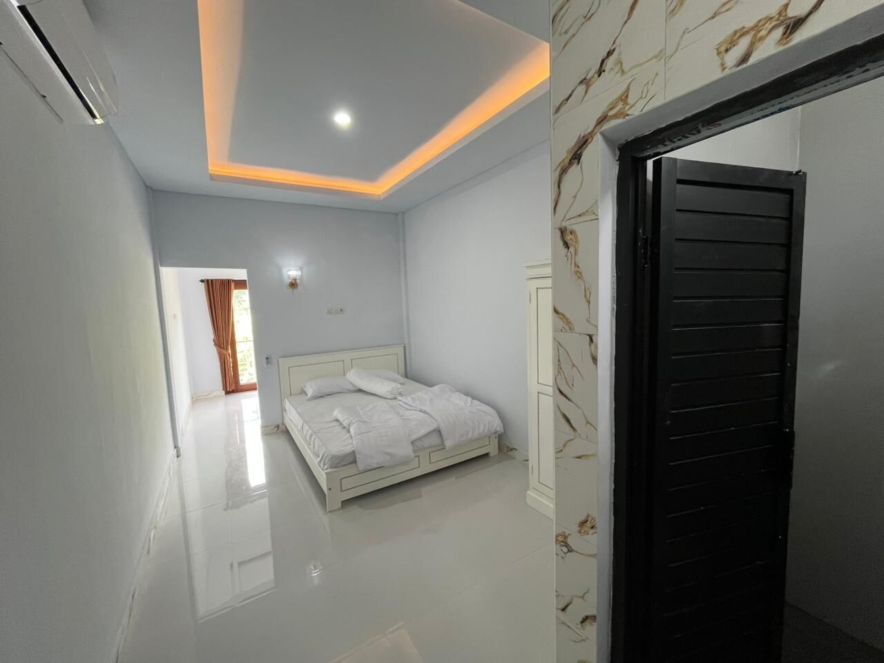 Premium bedding, desk, free WiFi, bed sheets